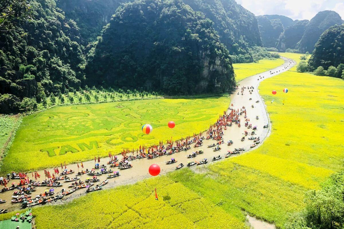 Trải nghiệm đi thuyền Tam Cốc Tràng An trong Tour Du Lịch Miền Bắc Hà Nội - Ninh Bình - Hạ Long