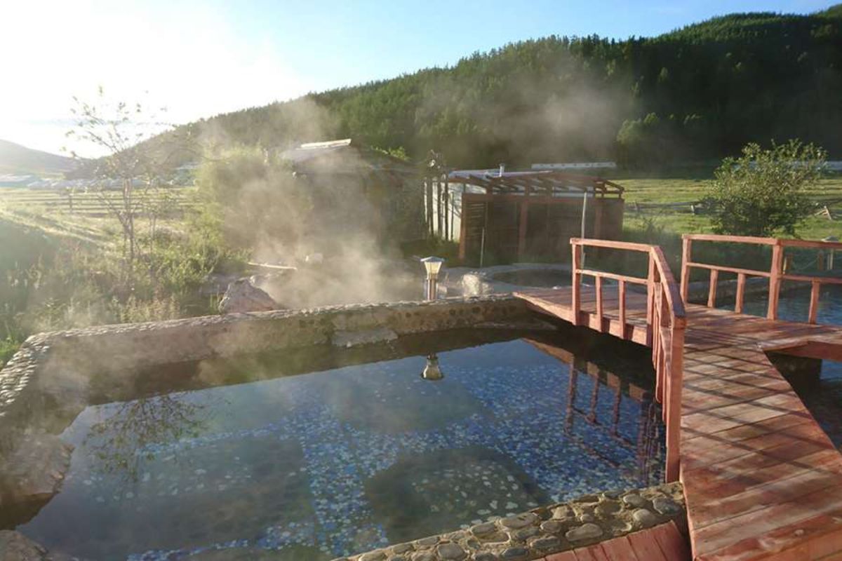 Du lịch Mông Cổ - suối khoáng nóng Tsenkher